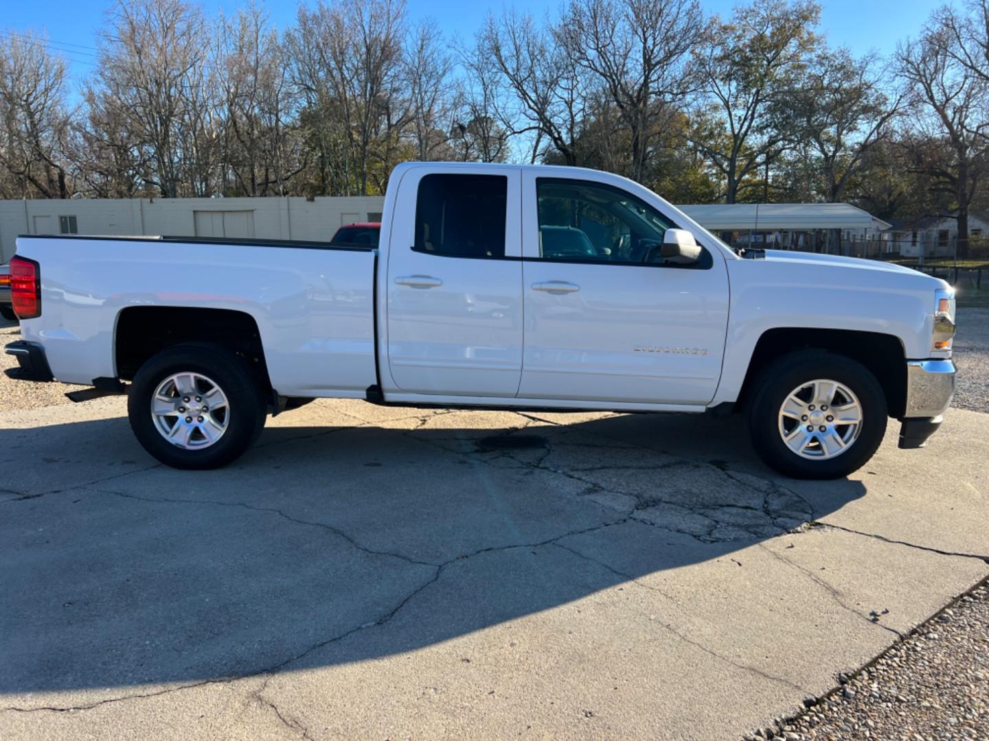 2017 White /Gray Chevrolet Silverado 1500 LT (1GCRCREC7HZ) with an 5.3L V8 engine, Automatic transmission, located at 4520 Airline Hwy, Baton Rouge, LA, 70805, (225) 357-1497, 30.509325, -91.145432 - 2017 Chevy Silverado Double Cab 5.3 V8 Gas, 6 1/2 Ft Bed, 187K Miles, Power Windows, Locks & Mirrors, Backup Camera. NO IN HOUSE FINANCING. FOR INFO PLEASE CONTACT JEFF AT 225 357-1497 CHECK OUT OUR A+ RATING WITH THE BETTER BUSINESS BUREAU WE HAVE BEEN A FAMILY OWNED AND OPERATED BUSINESS AT THE SA - Photo#4